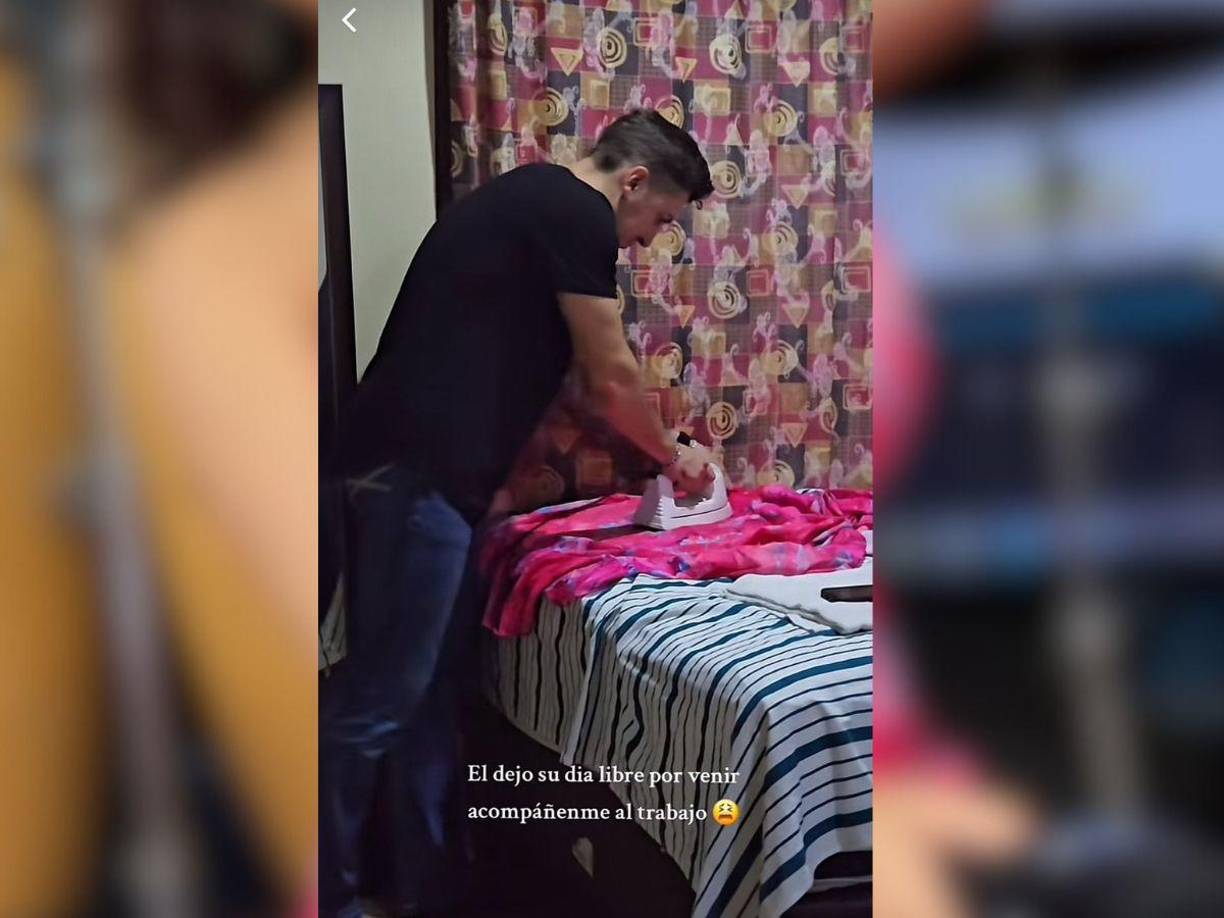 La publicación la acompañó con el texto: “Dejó su día libre por venir a acompañarme al trabajo”, acompañado con la canción “Con los ojos cerrados” de Gloria Trevi. 