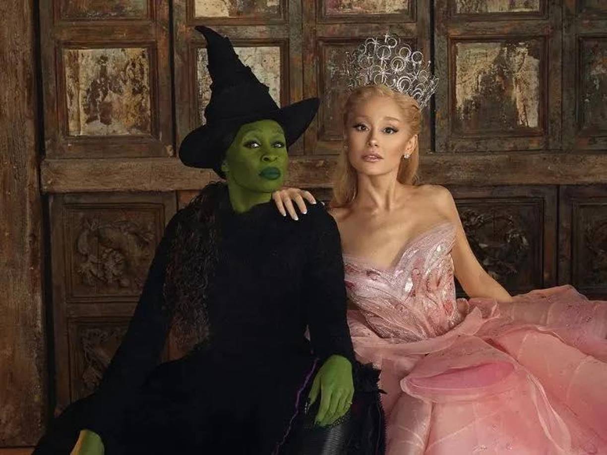 A pesar de sus diferencias, Elphaba y Glinda forman una amistad improbable pero profunda. La trama explora cómo sus caminos se entrelazan y divergen, llevándolas a cumplir sus respectivos destinos como la Malvada Bruja del Oeste y la Bruja Buena del Norte. La película aborda temas de identidad, poder y la lucha entre el bien y el mal, mostrando cómo las decisiones y circunstancias moldean a cada personaje.