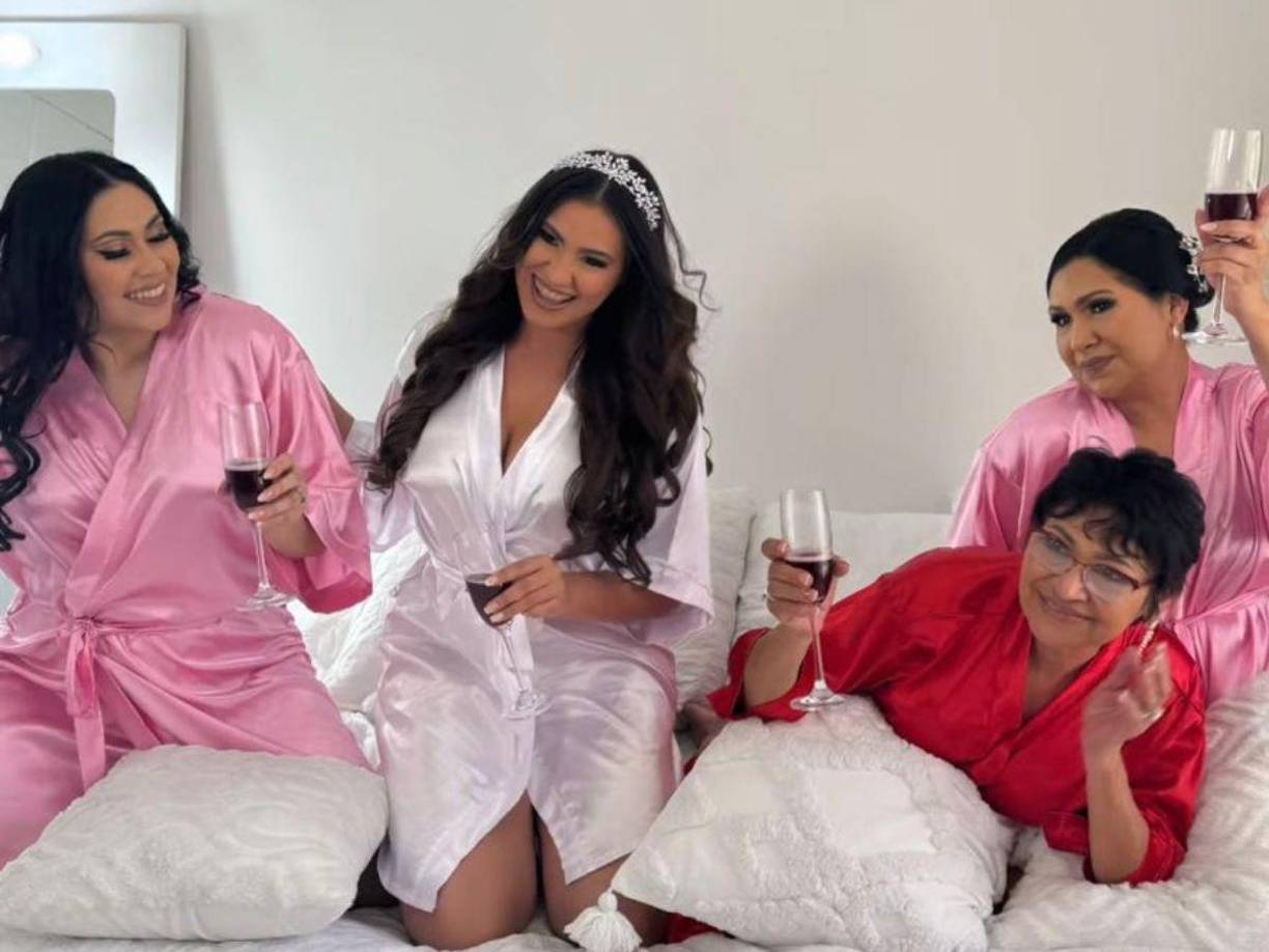 Finalmente, compartió esta fotografía donde ya se les ve peinadas y maquilladas e indudablemente se les observa muy hermosas 