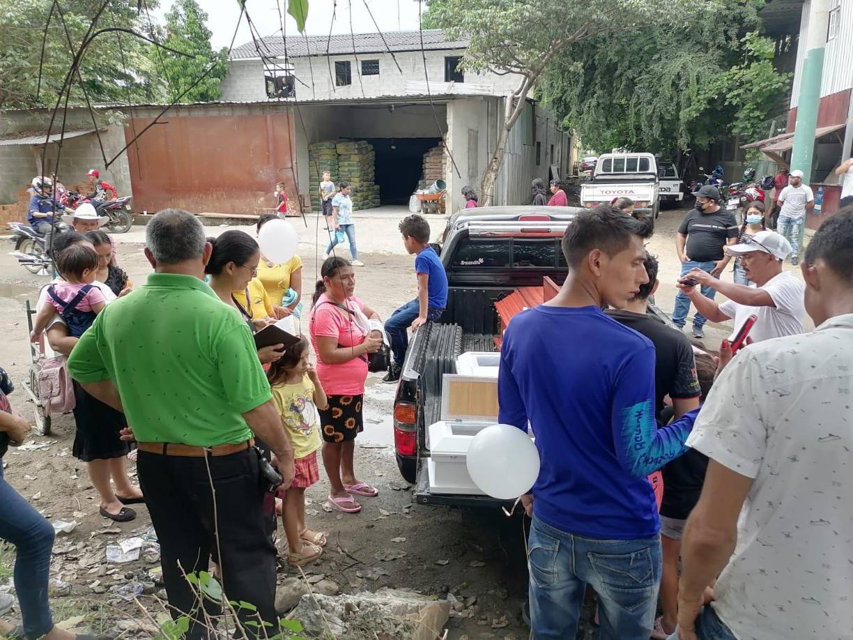La familia y amigos de las víctimas durante el sepelio agradecieron al alcalde Roberto Contreras por su ayuda en los gastos fúnebres. 