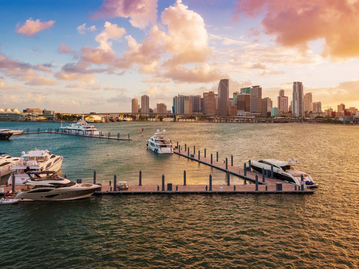 En el sureste, pese a los daños recientes causados por los huracanes Helene y Milton, los accesos están operativos. Se espera un día seco y soleado en Florida, con algunas lluvias intermitentes en Miami.