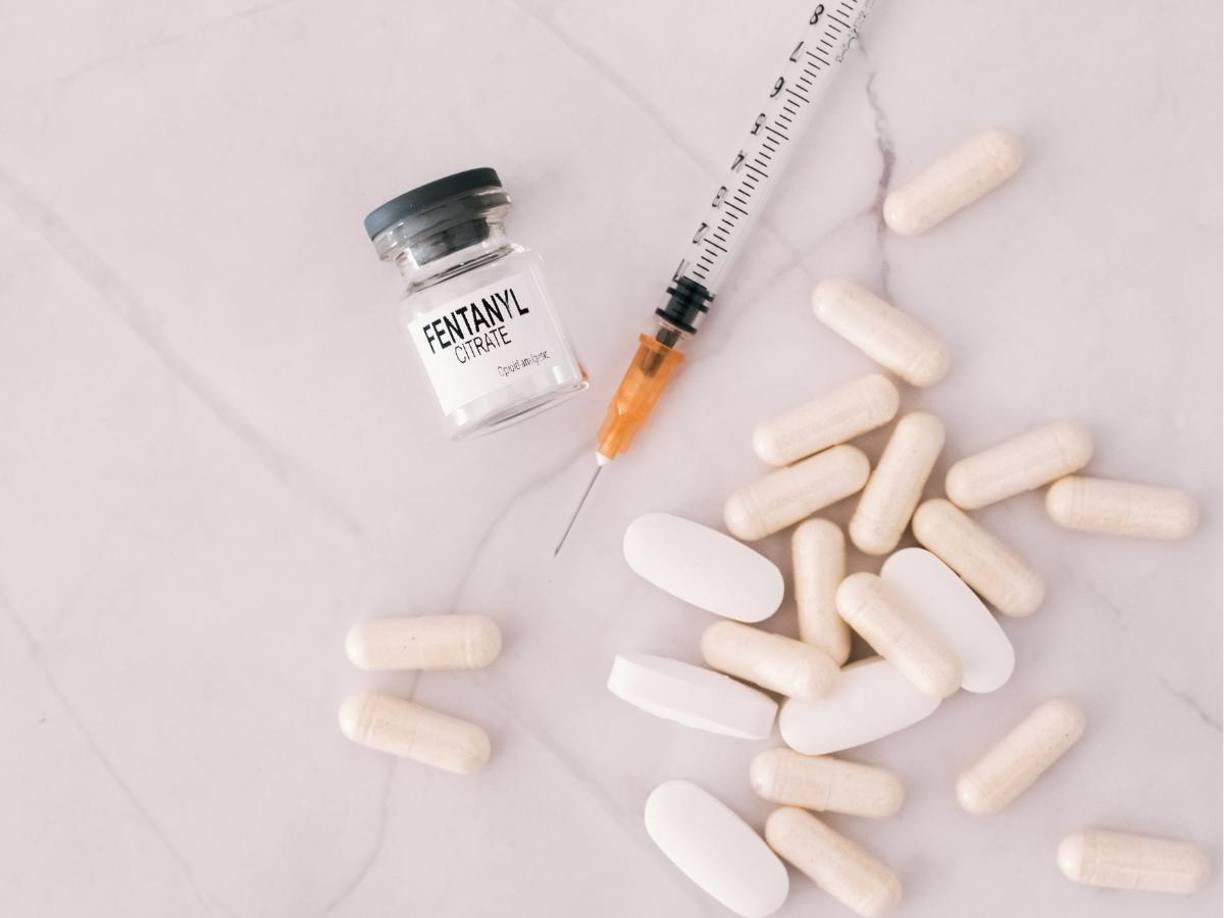 Entre los implicados están el director de la empresa, Xuening Gao, de 38 años, y tres empleados de alto rango: Guangzhao Gao, de 36 años; Yajing Li, de 30 años; y un trabajador identificado como “Jessie Lee”.