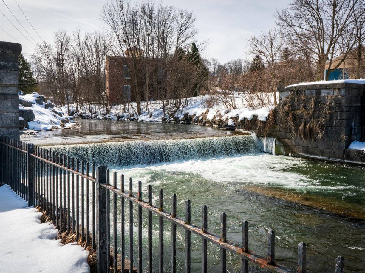 Erie, Pensilvania también esta situada en la orilla sur del Lago Erie, por ello rompe los mayores récords de nieve durante el invierno. 