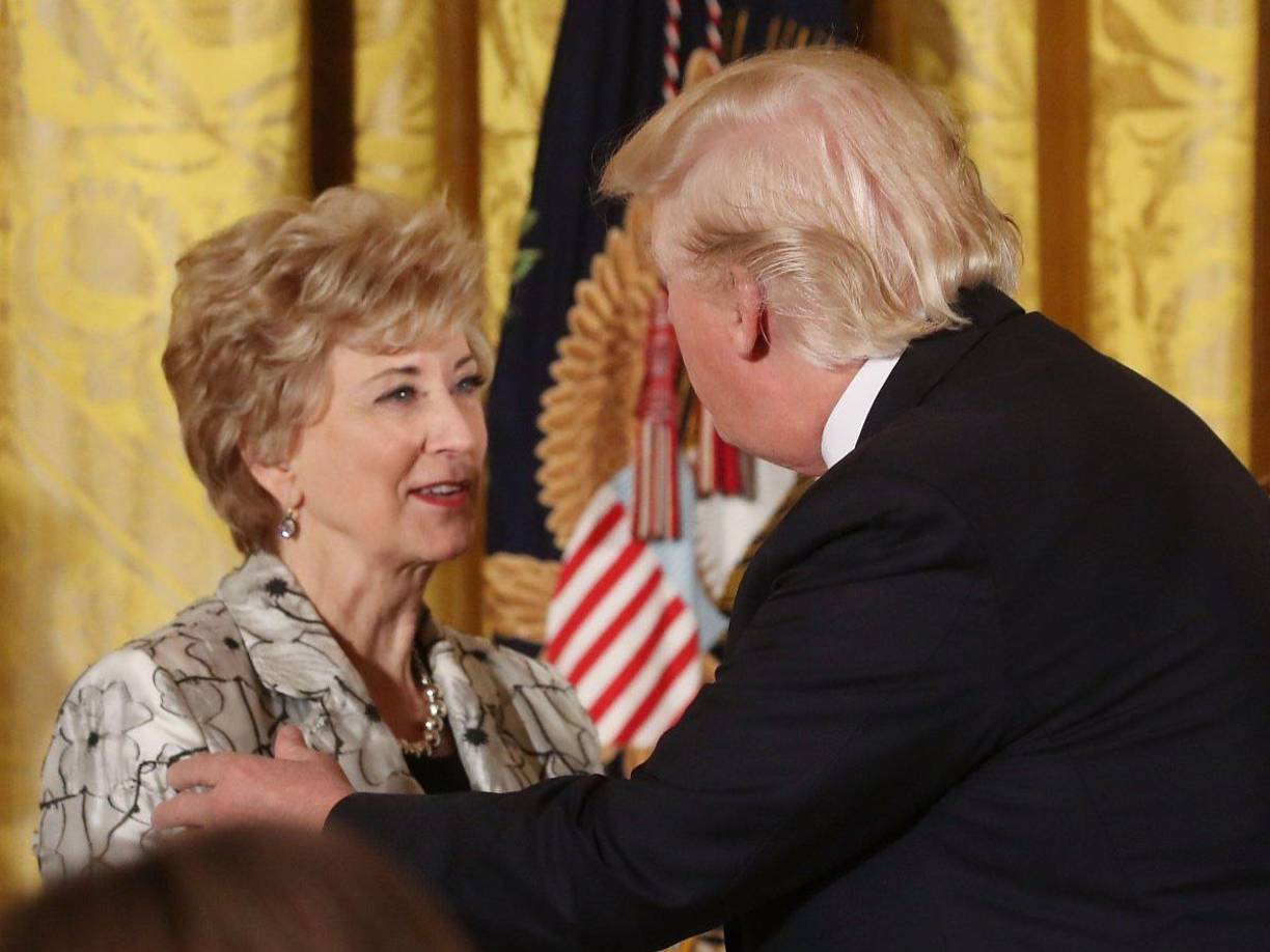 Junto con su esposo, Vince McMahon, la futura secretaria de Educación fundó la WWE, una empresa estadounidense de medios y entretenimiento integrada principalmente por el área de la lucha libre profesional.