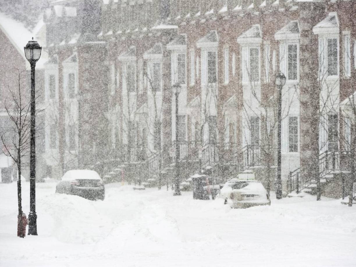 De estos, 49 millones se trasladan en automóvil, mientras que 4,7 millones optan por volar. Este año, las condiciones meteorológicas adversas podrían generar aún más complicaciones, como cancelaciones y reprogramaciones de vuelos, especialmente en aeropuertos como el de Buffalo.