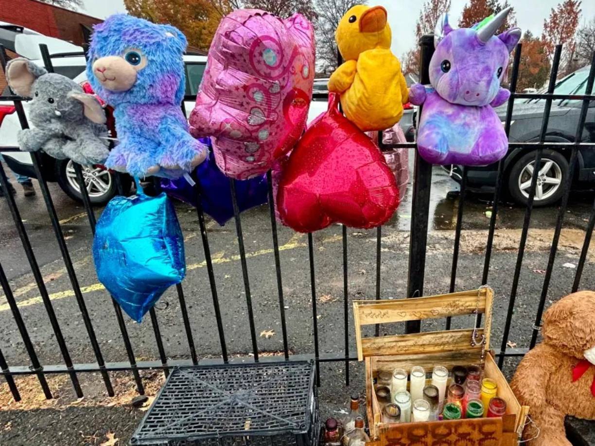 Las personas cercanas de la comunidad de Hartford levantaron un altar recordando con duelo a la madre y su hijo.