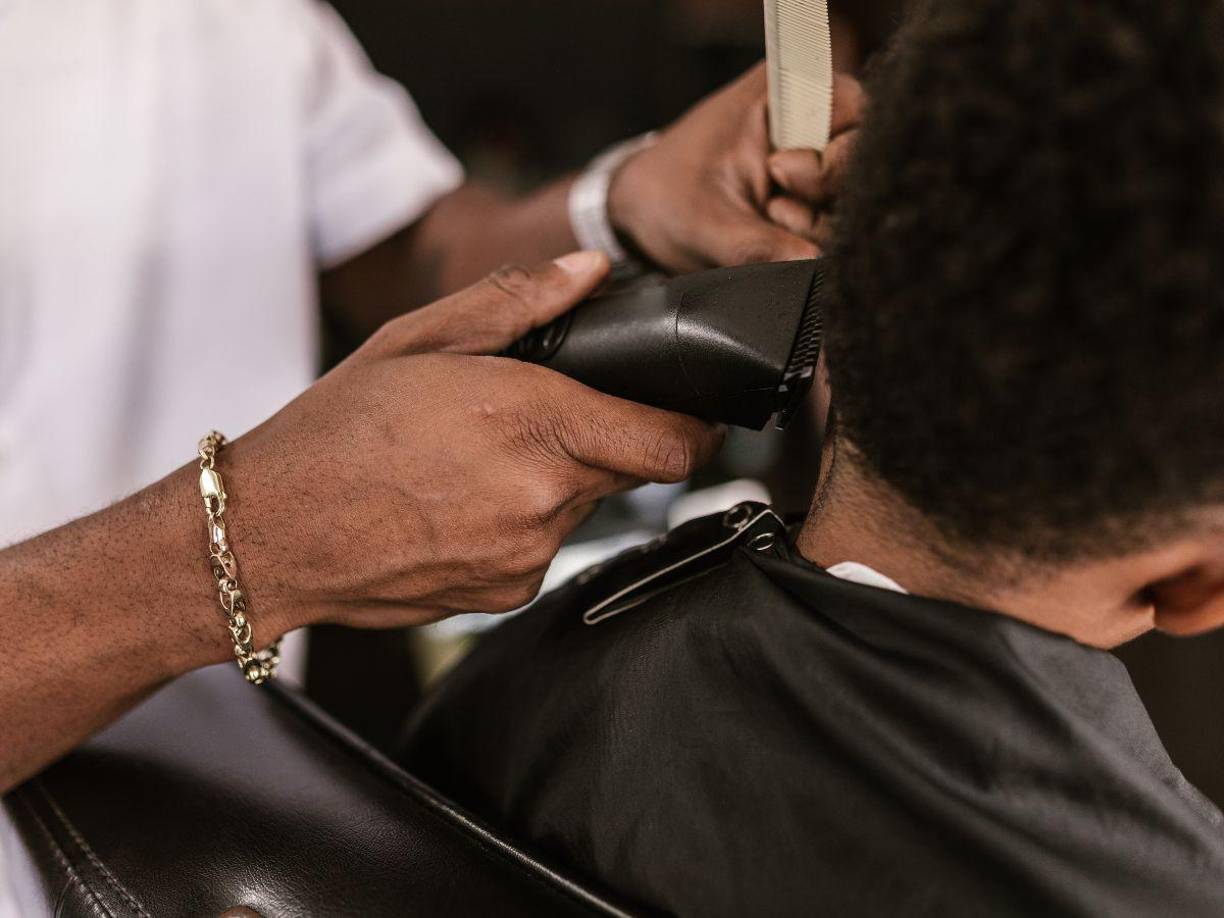 La investigación del caso empezó hasta julio del 2024, luego de que un hombre denunciara haber despertado con heridas físicas tras compartir bebidas en un bar con el barbero.