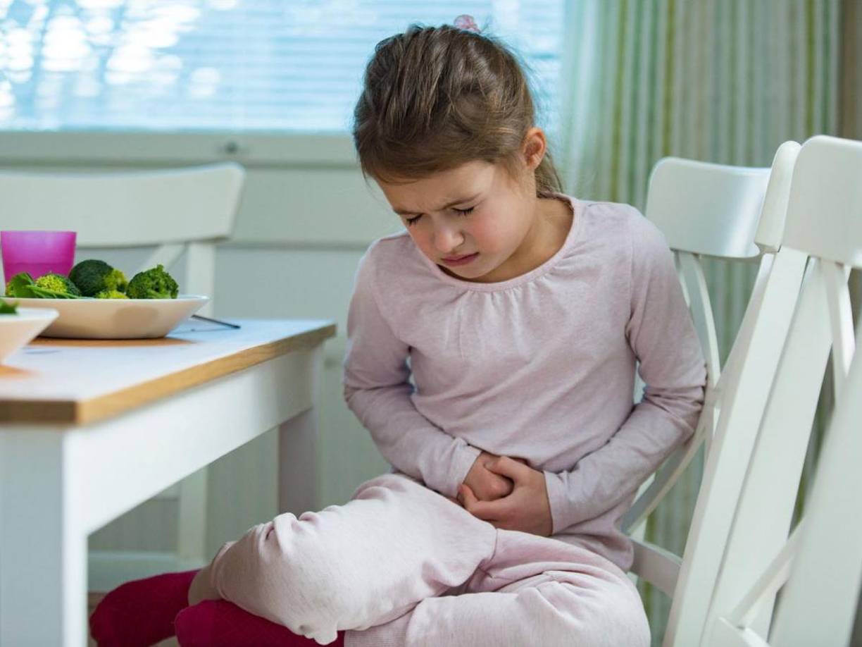 Según Johns Hopkins, algunas señales comunes de peligro de estreñimiento infantil son dolor de estómago, hinchazón y calambres. El niño quizá muestre señales de que intenta no ir al baño, por ejemplo apretar los dientes, cruzar las piernas o que la cara se le ponga roja.