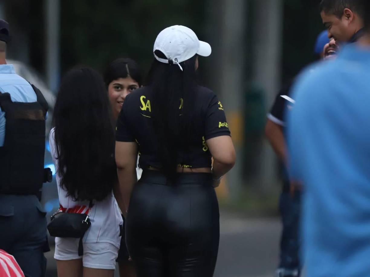 Esta aficionada del Real España se robó las miradas en las afueras del estadio Morazán. ¿Quién es?, esa es la pregunta que muchos se hacen.
