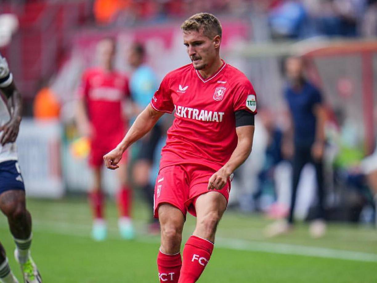 Asimismo, el jugador reaccionó en sus redes sociales y dejó un mensaje a sus seguidores lamentando lo sucedido y deseándole lo mejor a sus compañeros.