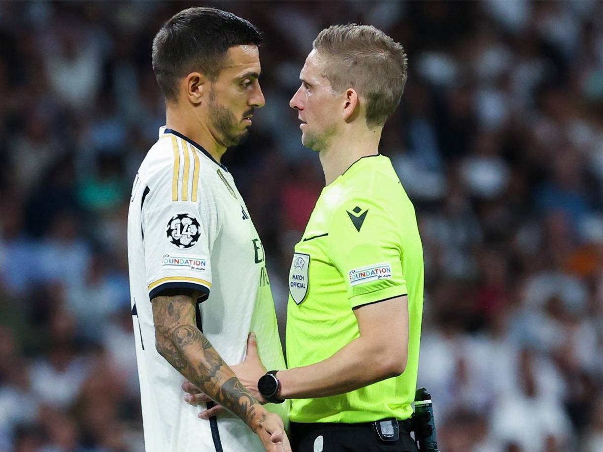 Joselu le reclama al árbitro central que se encargó de impartir justicia.