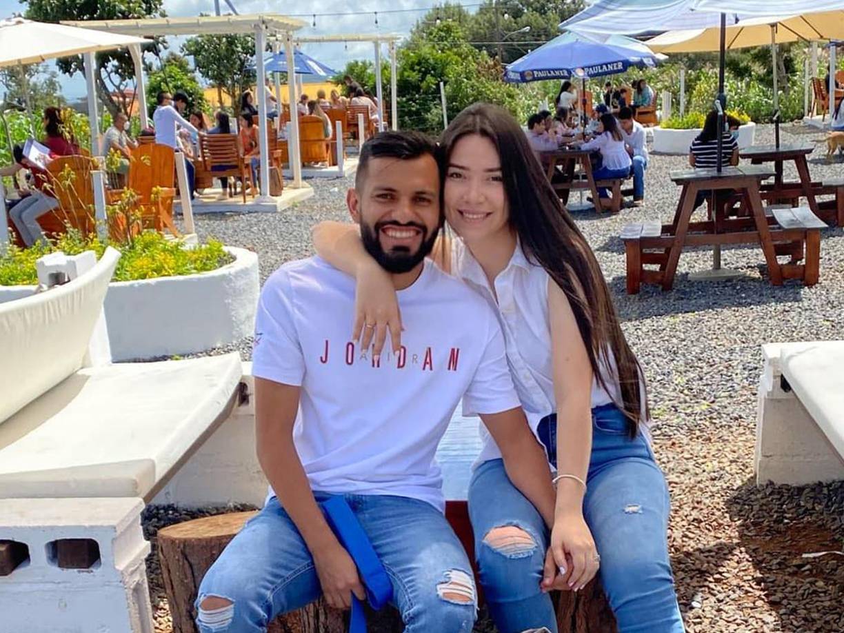 El fin de semana, Jorge Álvarez, se comprometió en matrimonio tras varios años de relación con su hermosa novia Madeline Ordoñez.