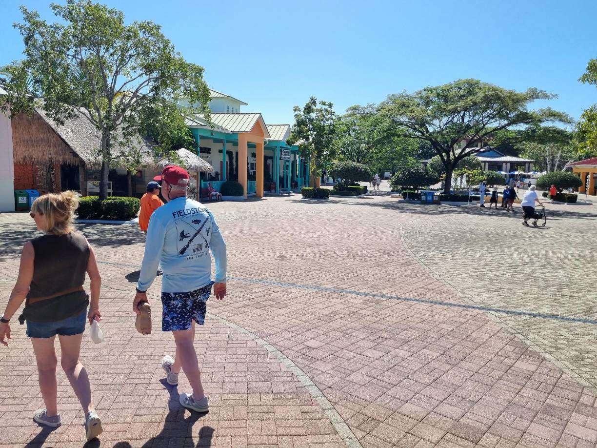Los cruceristas permanecen todo el día en el puerto Mahogany Bay, en el área de restaurantes y tiendas, donde pueden comprar souvenires.
