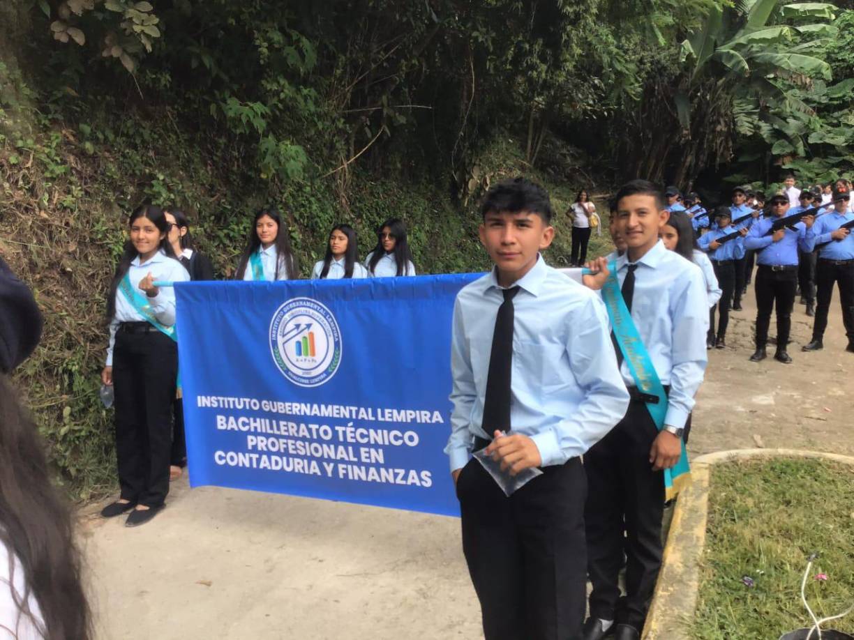 Estudiantes del Bachillerato Técnico profesional en Contaduría y Finanzas tambien fueron parte del colorido desfile en honor a nuestro país.