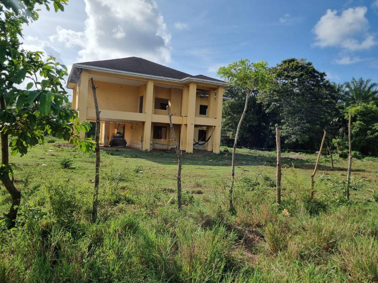 Una de las viviendas de Carlos Arnoldo “el Negro” Lobo fue desmantelada y saqueada por pobladores de los caseríos aledaños a La Rosita, Esparta, tras quedar sin vigilancia luego de las incautaciones. 