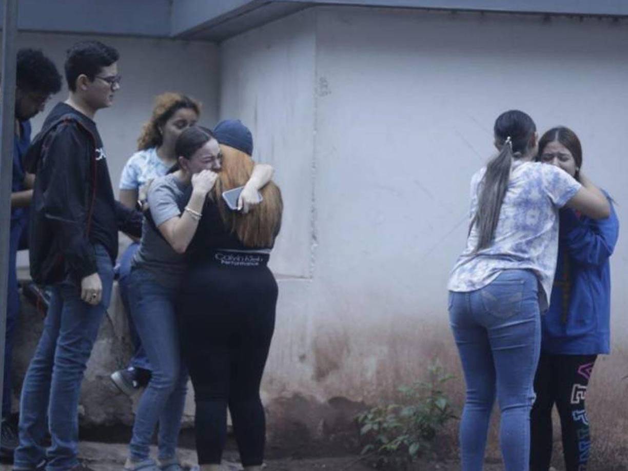 Al llegar al lugar, los rescatistas se percataron que dentro del automotor, en el asiento del copiloto, estaba el cuerpo de una persona; minutos después corroboraron que se trataba de una dama, pero ella ya estaba sin signos vitales.