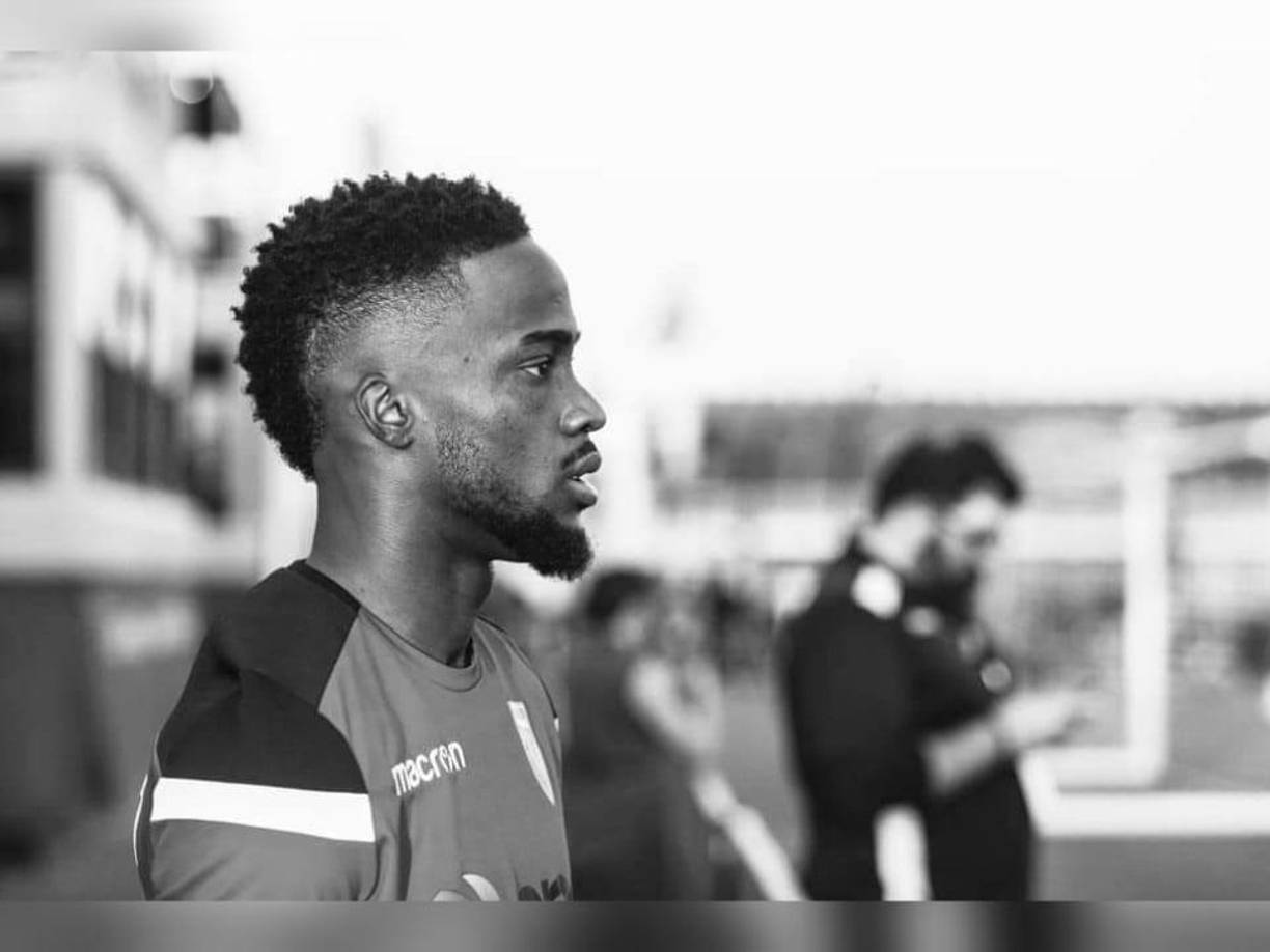 El futbolista de Jamaica comenzó a seguir en Instagram a Cristel Osorio e inmediatamente le empezó a dar like a varias de las fotografías de la joven presentadora hondureña.