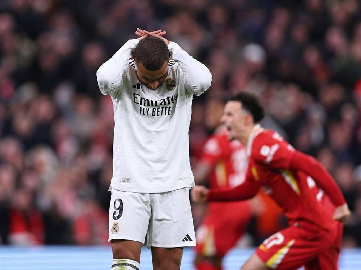 El lamento de Mbappé tras fallar el penal que pudo significar el empate del Real Madrid en Liverpool.