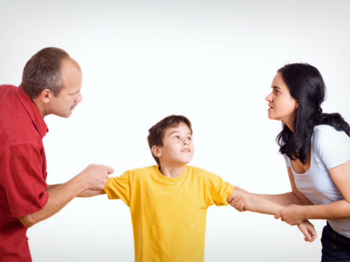 El conflicto con la Patria Potestad surge cuando los padres son irresponsables en cuanto a sus obligaciones con los hijos menores de edad.