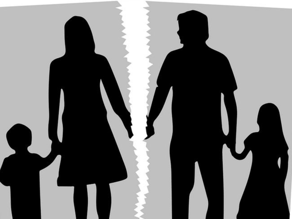 Obstaculizando en muchas casos sus derechos, entrando en controversia la mayoría de las veces por razones de permisos o asistencia como: 