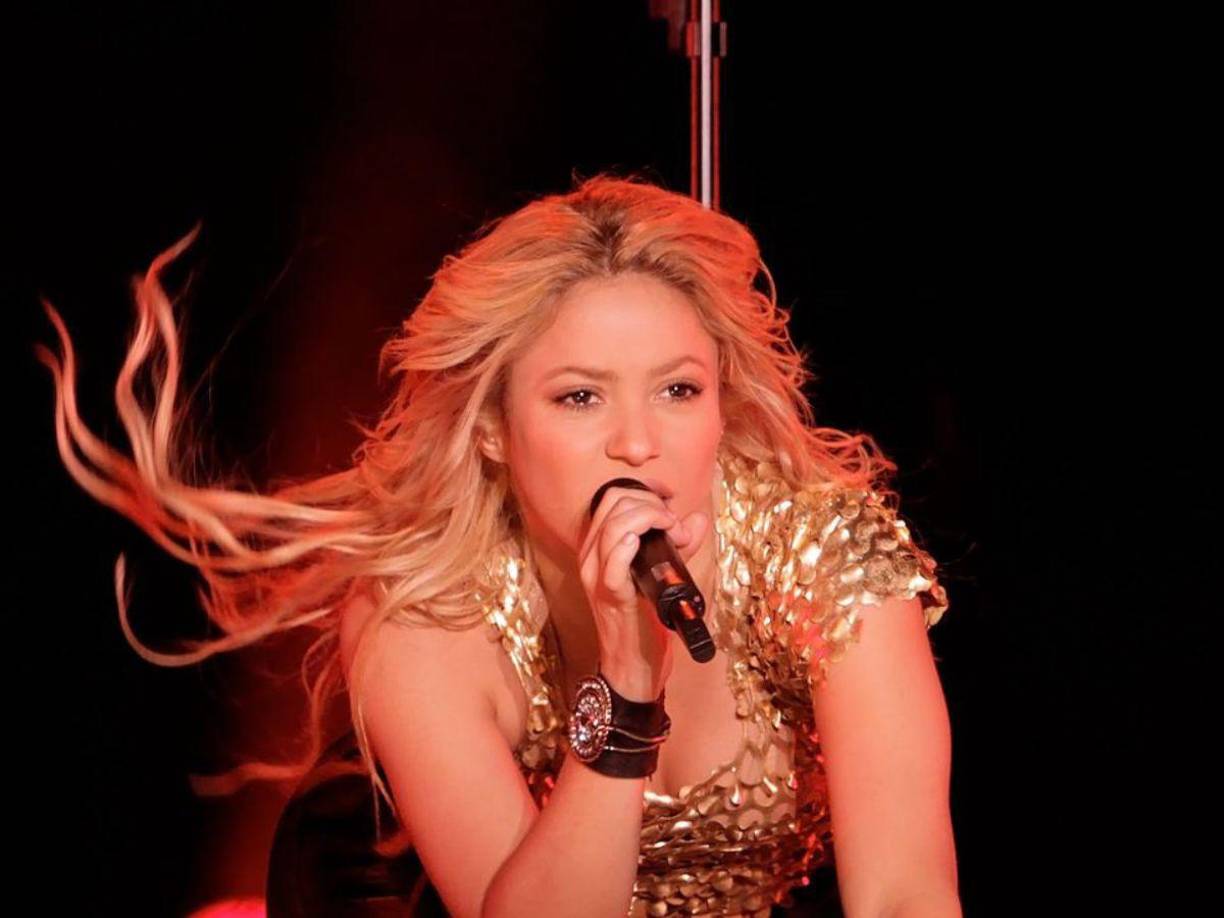 Shakira, que está pasando por un momento personal complicado por su separación con Gerard Piqué, fue muy criticada en redes sociales tras filtrarse la noticia de su actuación, debido a las restricciones en el país, que prohíben que una mujer baile de manera sensual en público.