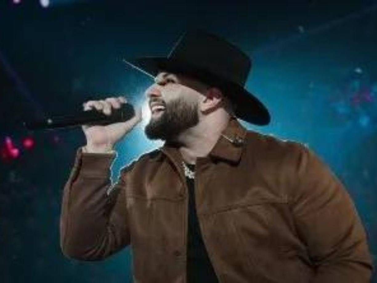 Según cuenta en el podcast de Ernesto Barajas, se ha subido “locochón” y “de todo” antes de subirse al escenario a cantar y dar show.