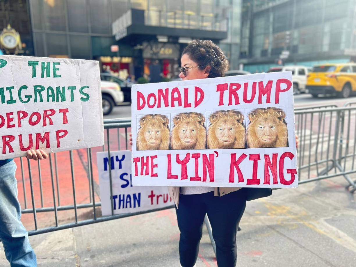 Los detractores mostraron rótulos al público, con consignas en contra de Donald Trump.