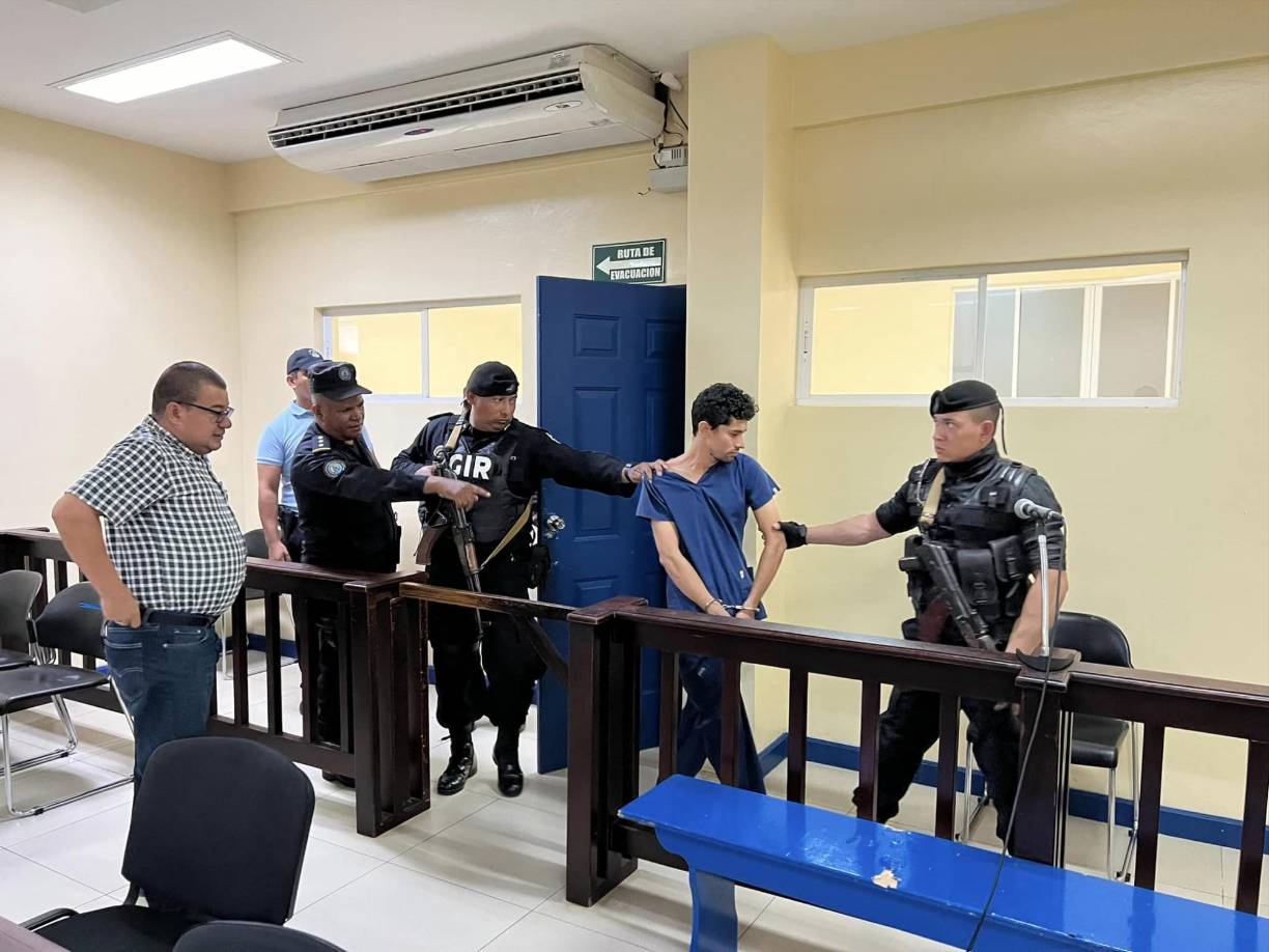 En respuesta, el asesino le dijo: “Hija de p..., conmigo no vas a jugar”, y sacó su arma, descargando todo el magasín de su pistola y dándole 9 impactos de bala. 