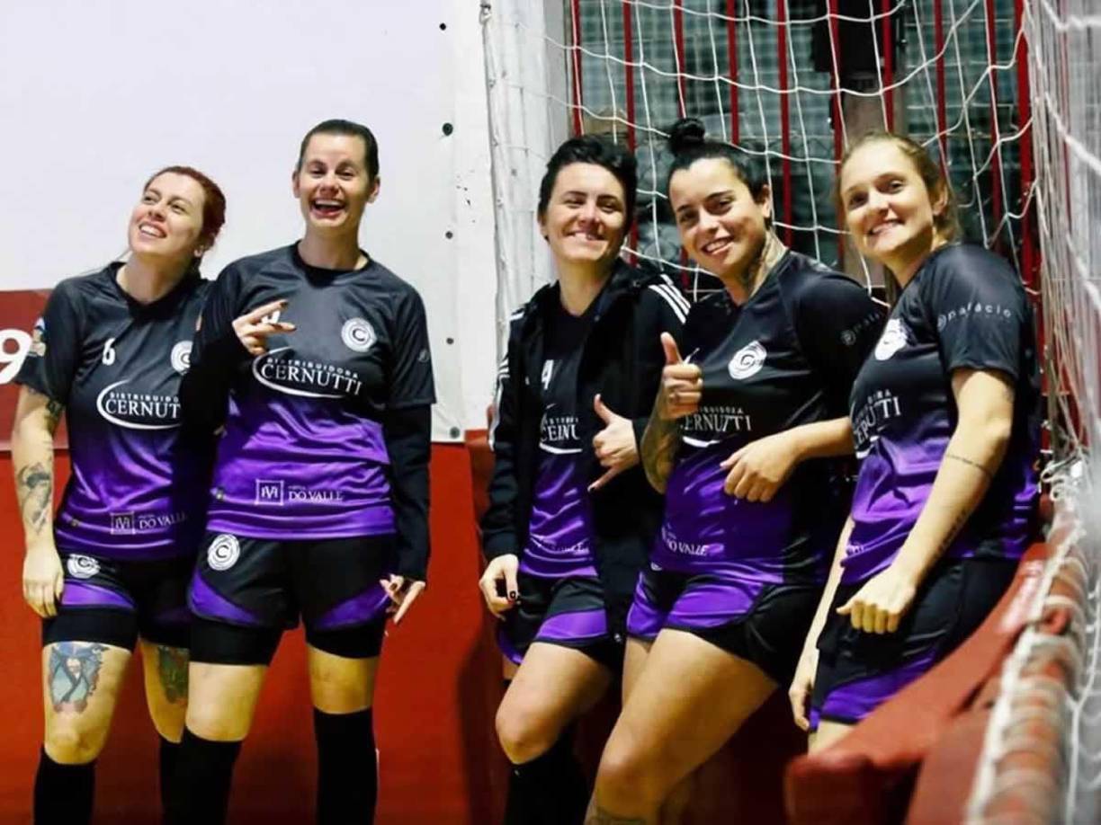 Según los bomberos y la Policía Municipal, Carolaine Oliveira estaba usando su teléfono móvil mientras realizaba las grabaciones. El hermano informó a los rescatistas que la joven tropezó y cayó.