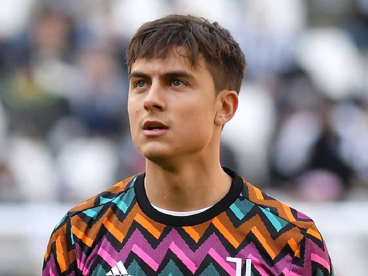 El atractivo Paulo Exequiel Dybala (de 29 años) es un futbolista argentino. Se desempeña como delantero en la A. S. Roma de la Serie A de Italia. Además es internacional con la selección argentina desde el año 2015.