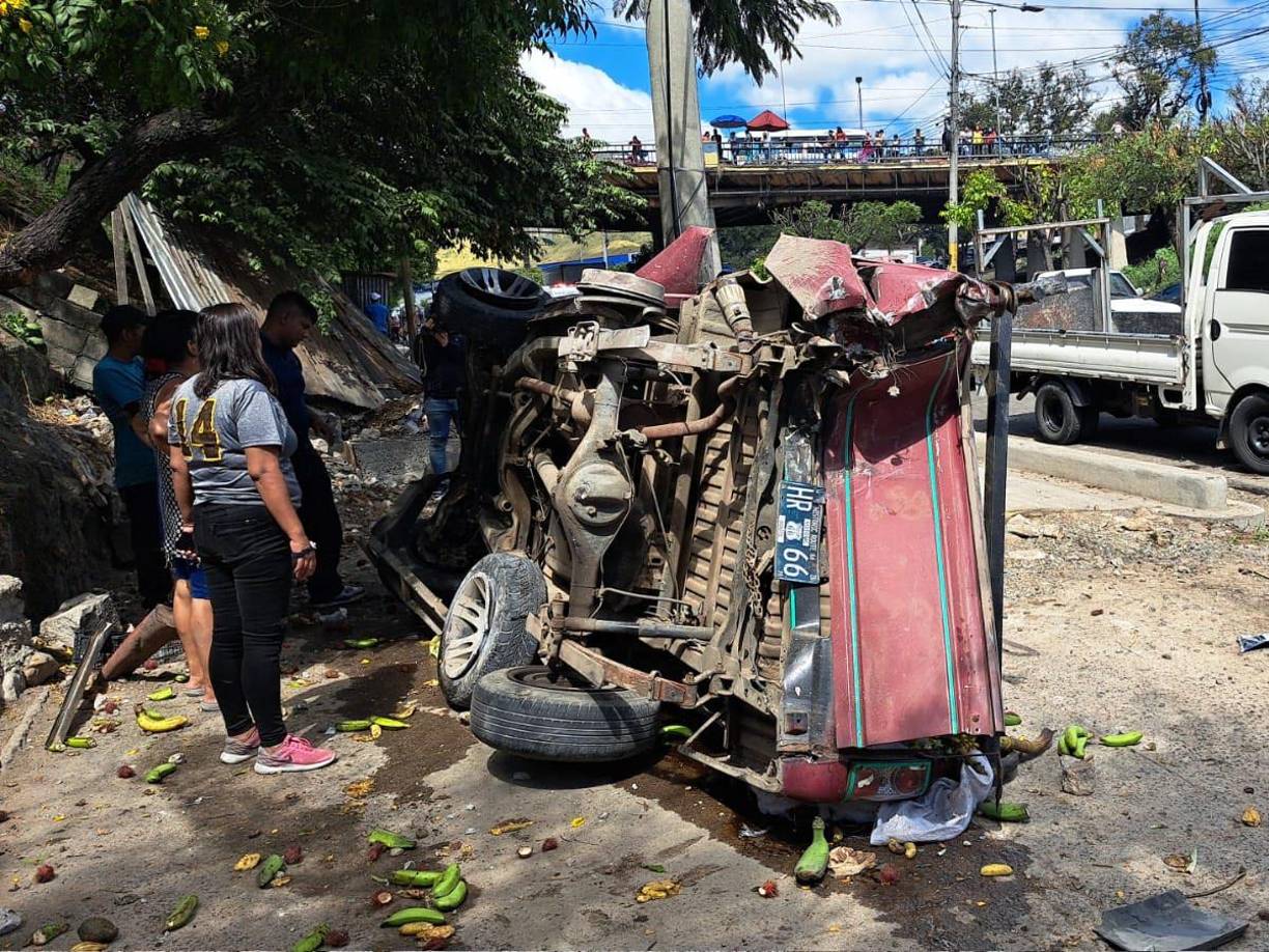 Un vehículo pick-up color rojo y un taxi fueron los que más daños sufrieron.