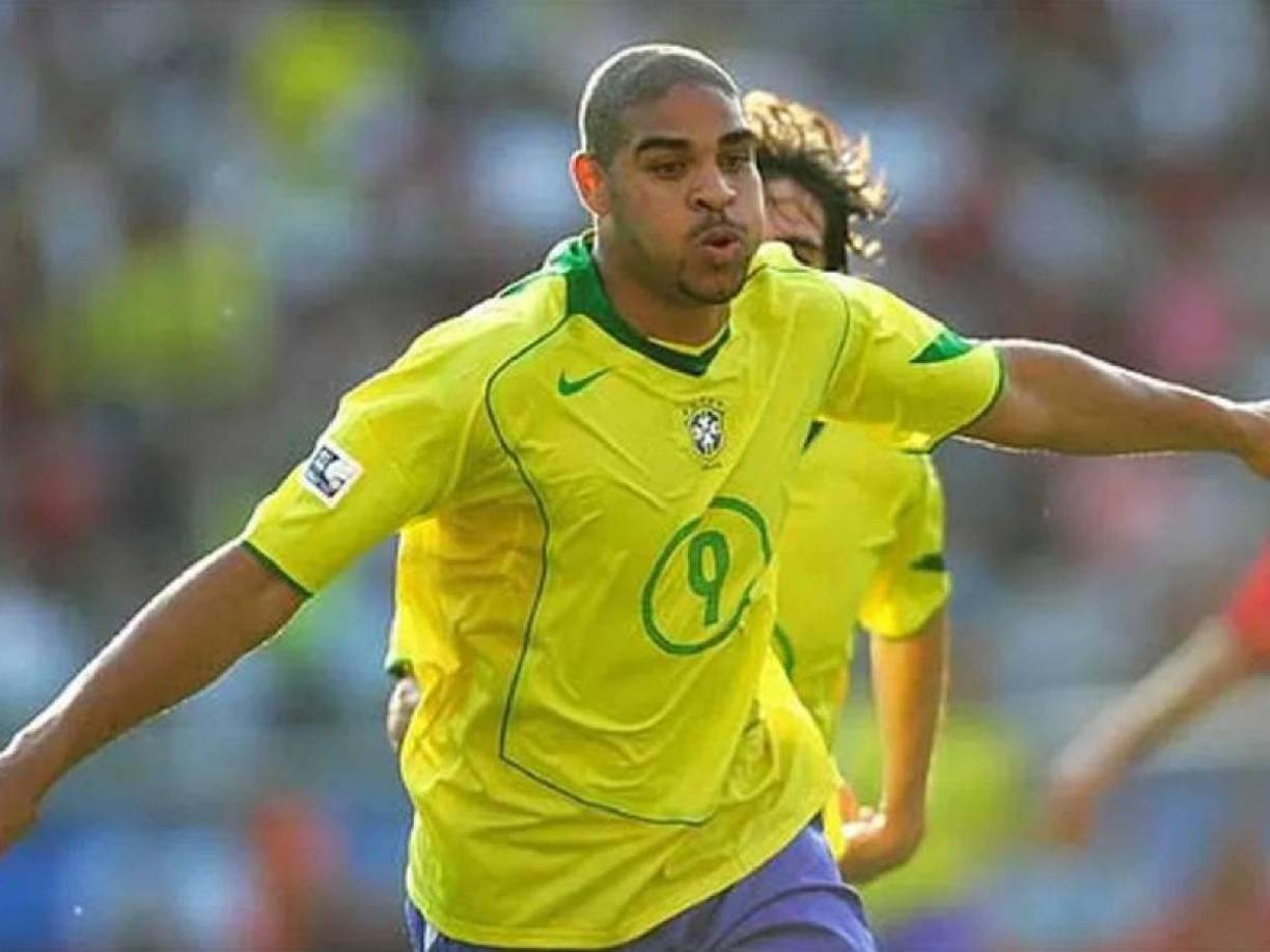 Adriano Leite Ribeiro fue un exfutbolista brasileño oriundo de Río de Janeiro. Siendo un joven delantero, comenzó a posicionarse como uno de los atacantes más letales en la década de los 2000.