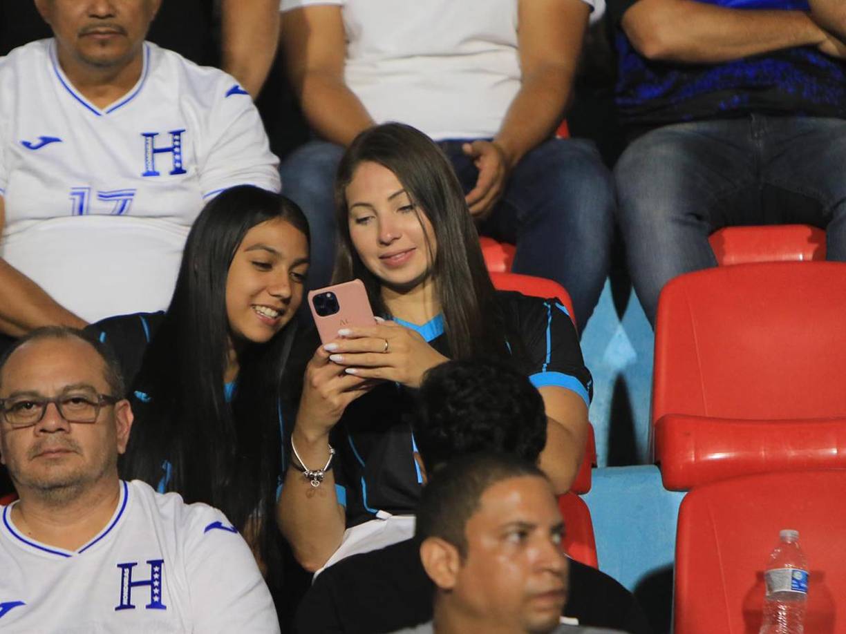 Annie estaba en el sector de silla junto a la hermana de Luis Palma. La chica fue sensación la noche del martes en el estadio Nacional Chelato Uclés.