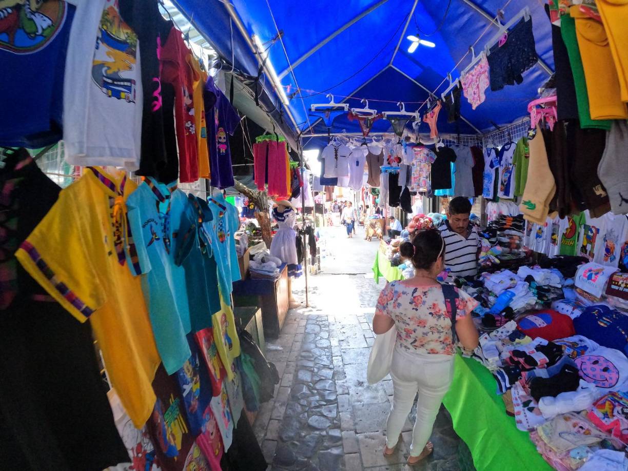En la colindancia del Parque Central, los comercios se han emplazado al punto de hacer imposible la circulación si no es cruzando entre la mercadería. 