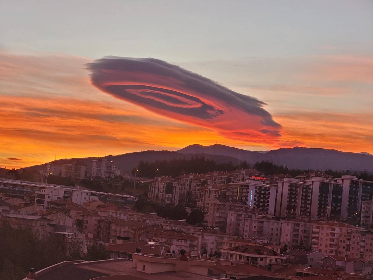 Los testigos aseguran que el fenómeno se pudo apreciar durante más de una hora en el cielo de Turquía.