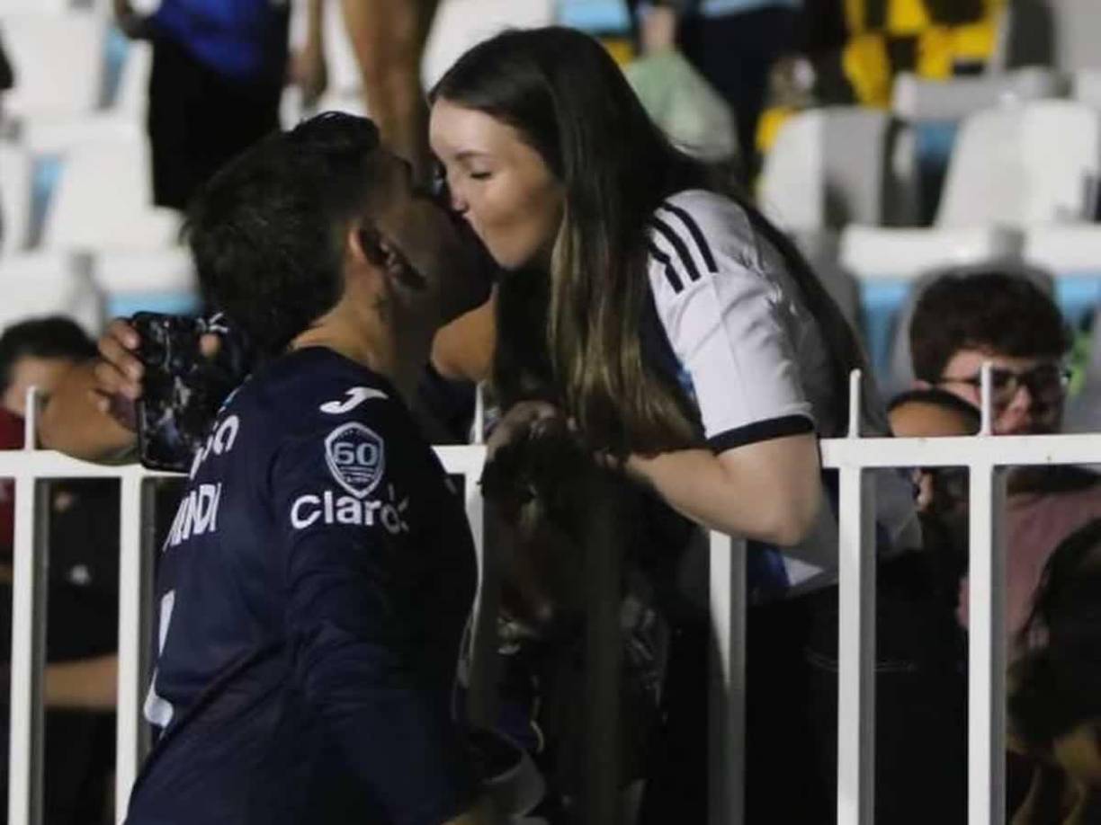 Cecilia García no se pierde ningún partido de Agustín Auzmendi en el Estadio Nacional Chelato Uclés de Tegucigalpa. Y así lo felicita después de cada juego.