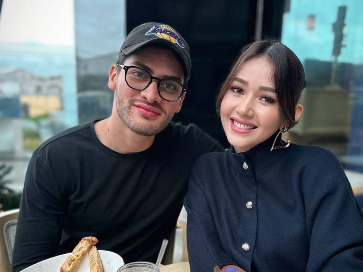 Los rumores iniciaron tras esta fotografía, donde se observa a ambos muy juntitos festejando el cumpleaños de Miguel Marichal.