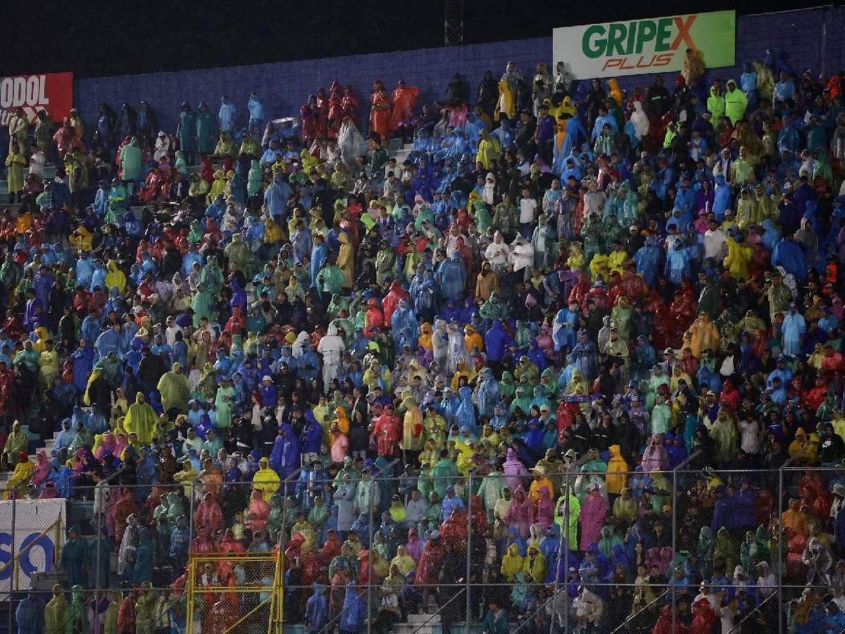 La postal que capturaron las cámaras de Grupo OPSA, todos con su respectiva protección por las lluvias.