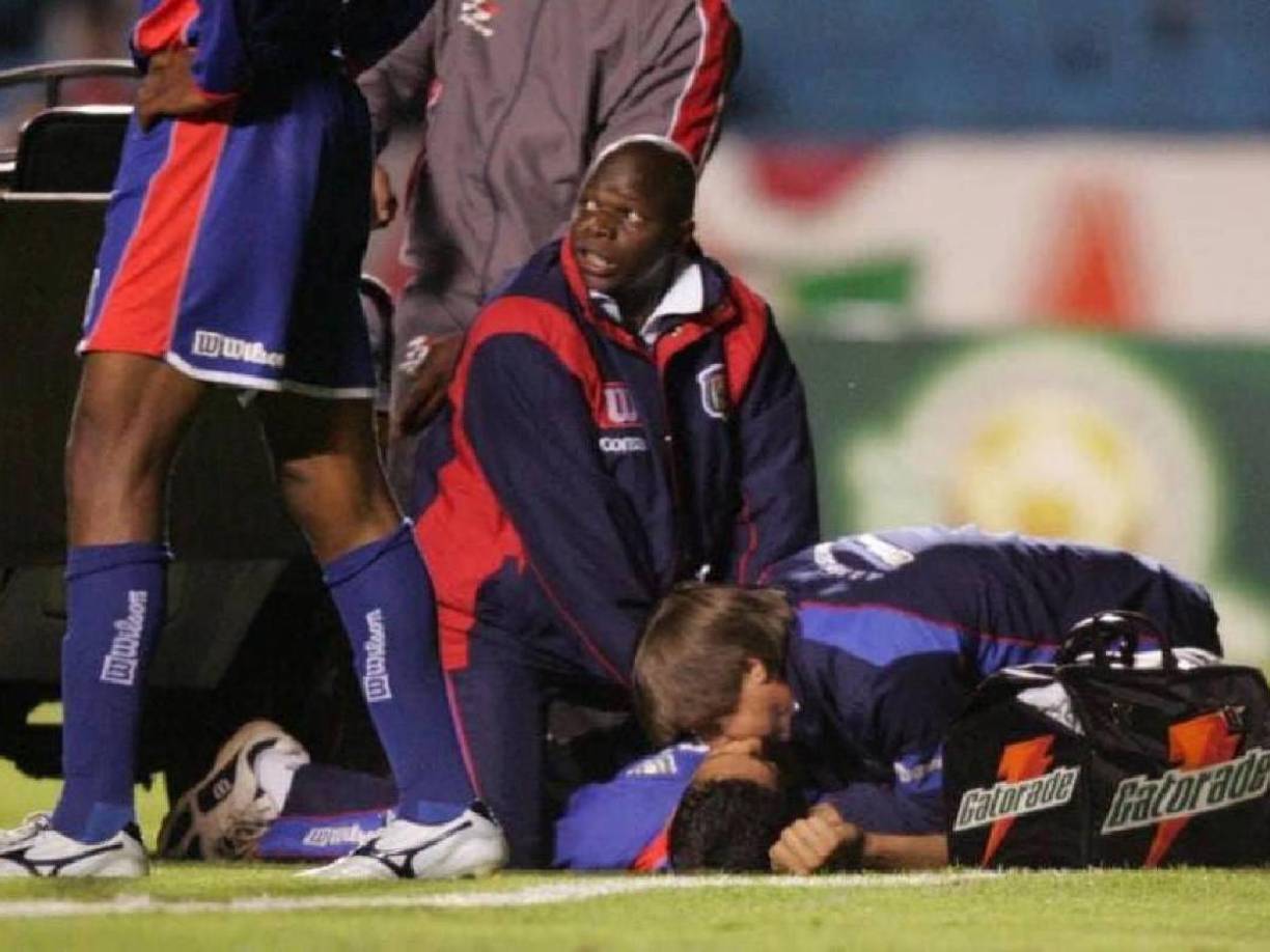El defensa brasileño Paulo Sergio Da Oliveira, futbolista del Sao Caetano, también conocido como ‘Serginho’ sufrió un paro cardíaco. El futbolista cayó desmayado a los 59 minutos en un duelo ante el Sao Paulo y minutos más tarde falleció.