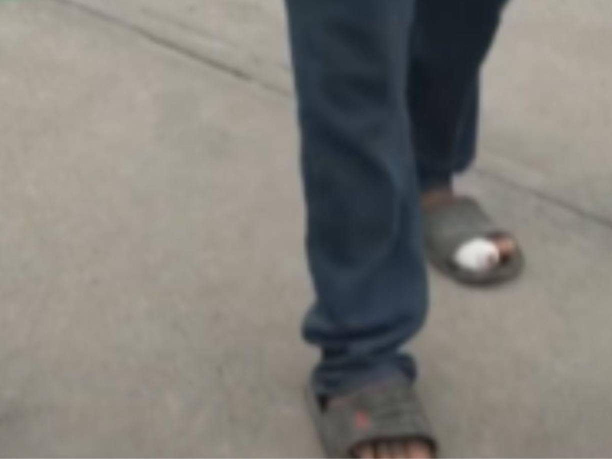 Sin embargo, tras ser detenido por las autoridades estadounidenses, sus planes se desmoronaron. Con sus pies lacerados por el duro recorrido, el joven ahora se encuentra en un refugio en Reynosa, una ciudad fronteriza en México, donde espera poder reiniciar su vida.