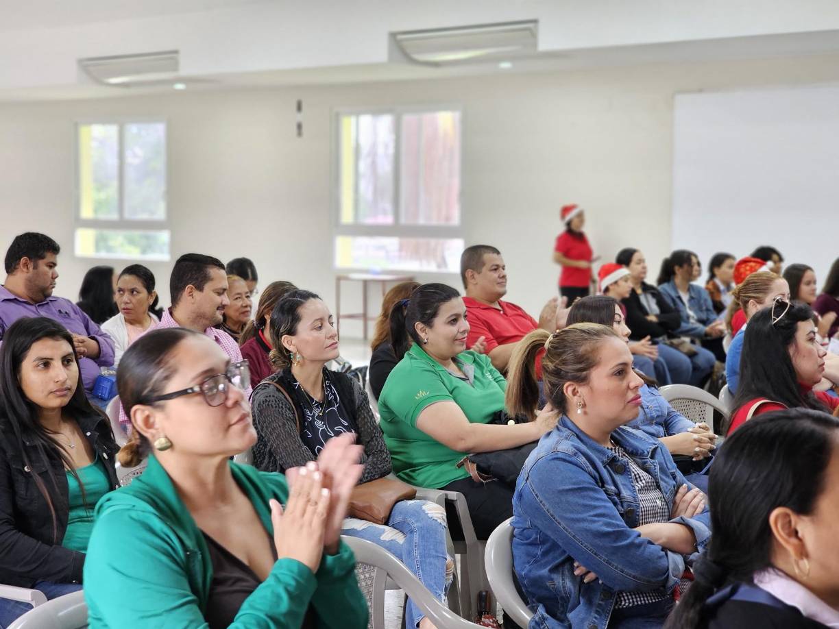 Abraham Sáenz, profesor de música de la escuela, acompañó a los estudiantes en sus presentaciones cantando “El burrito sabanero”, “Los peces en río”, “Feliz Navidad”, entre otros.