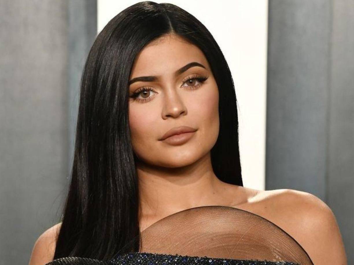 La modelo y empresaria de 24 años no se quedó callada ante la acusación y respondió a través de su cuenta de Twitter que aunque creía que lo dicho por Forbes eran “declaraciones inexactas y suposiciones no comprobadas”, ella no pidió el título y que mucho menos intentó mentir.