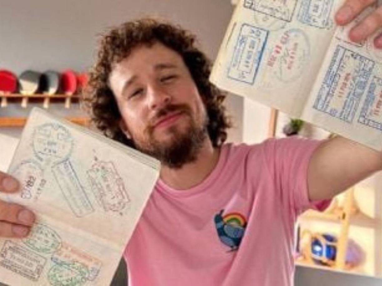 Uno de los primeros temas que abordaron fue el desfase horario. Un problema que enfrentan los viajeros del mundo como lo hace Luisito. Tras ser cuestionado sobre la forma en que soluciona la problemática, este contestó que con “Marihuana”. La respuesta provocó risas y resaltó la espontaneidad que lo distingue.