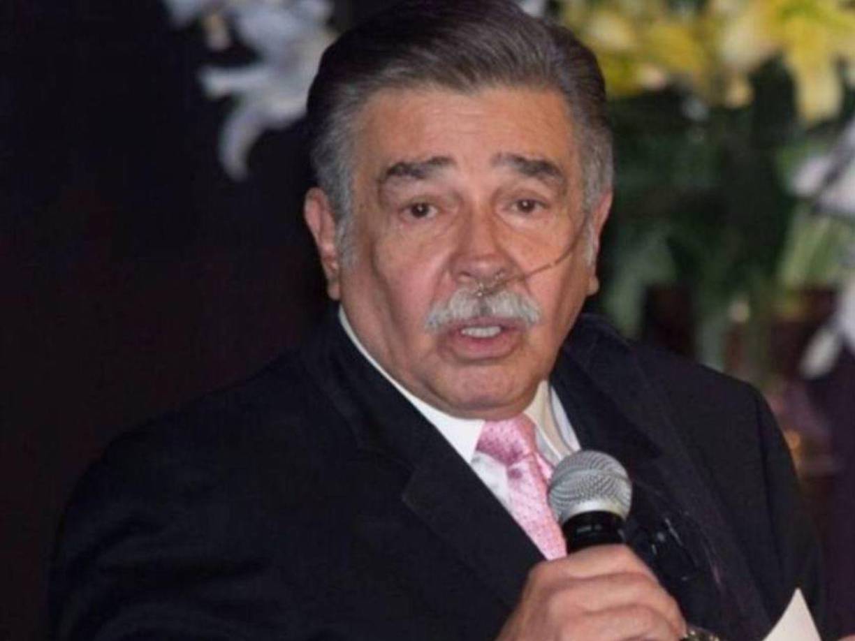 La salud de Jorge Ortiz de Pinedo ha dado mucho de qué hablar últimamente. El famoso dio a conocer que su cirugía de trasplante de pulmón se canceló. Por esta razón, se encuentra nuevamente en lista de espera.