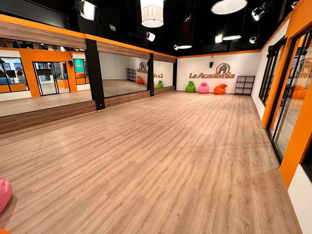 En esta imagen se observa como luce la sala de ensayo, aquí los participantes practican sus coreografías, hacen ejercicio y reciben sus canciones que cantan cada semana. 