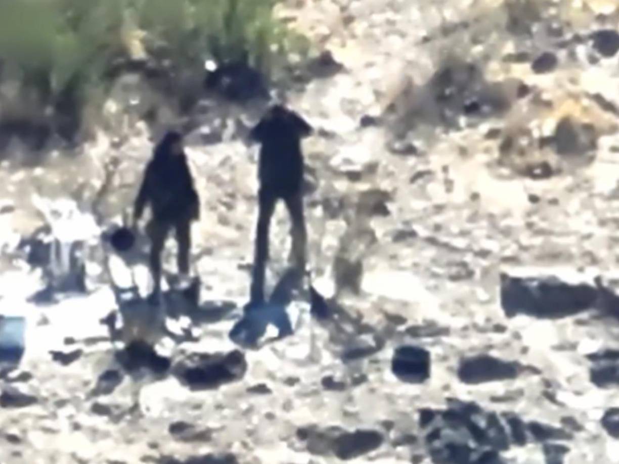 Los sicarios avisan con sus radios de la situación a sus superiores.