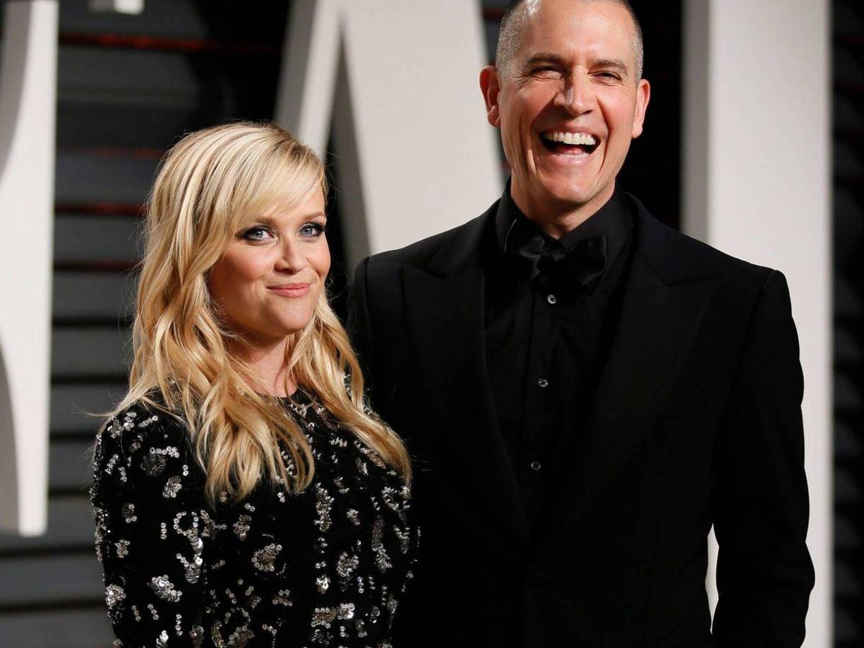Reese Witherspoon y Jim TothAños juntos: 12Hijos: 1Razón del divorcio: “Diferencias irreconciliables”Inicios: En febrero de 2010 se supo que la actriz comenzó a salir con el mánager de artistas y empresario Jim Toth, un año después, se casaron en California. Dieron la noticia de su separación en marzo de este año, dos días antes de su aniversario de bodas. Reese tiene 2 hijos más, con su ex marido Ryan Phillippe.Declaración: “Con mucho cuidado y consideración hemos tomado la difícil decisión de divorciarnos. Hemos disfrutado de tantos años maravillosos juntos y seguimos adelante con profundo amor, bondad y respeto mutuo por todo lo que hemos creado juntos”, señaló Witherspoon en Instagram.