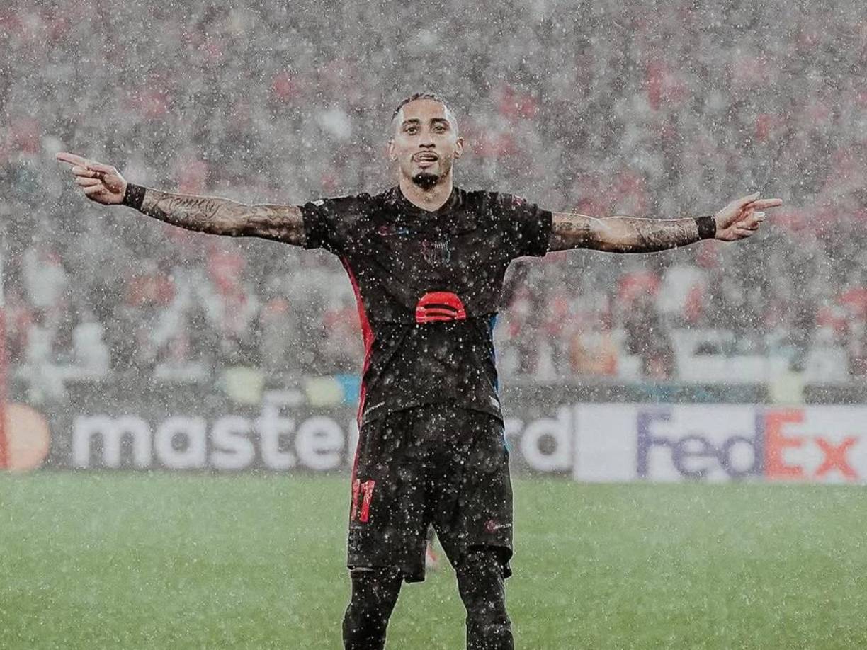 “Tienen claro que su objetivo es Raphinha”, desvela el medio catalán. Pep le habría trasladado a la directiva su deseo de contar con el extremo brasileño en esta misma ventana si existe la posibilidad.