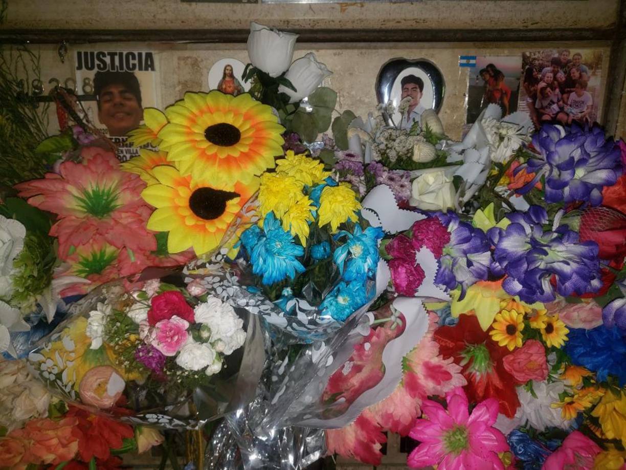 Los acusados atacaron brutalmente a Báez Sosa con patadas y golpes de puño en todo el cuerpo, pero puntualmente en la cabeza, el abdomen y la mandíbula. También golpearon a algunos de sus amigos cuando estos se acercaron a defenderlo.