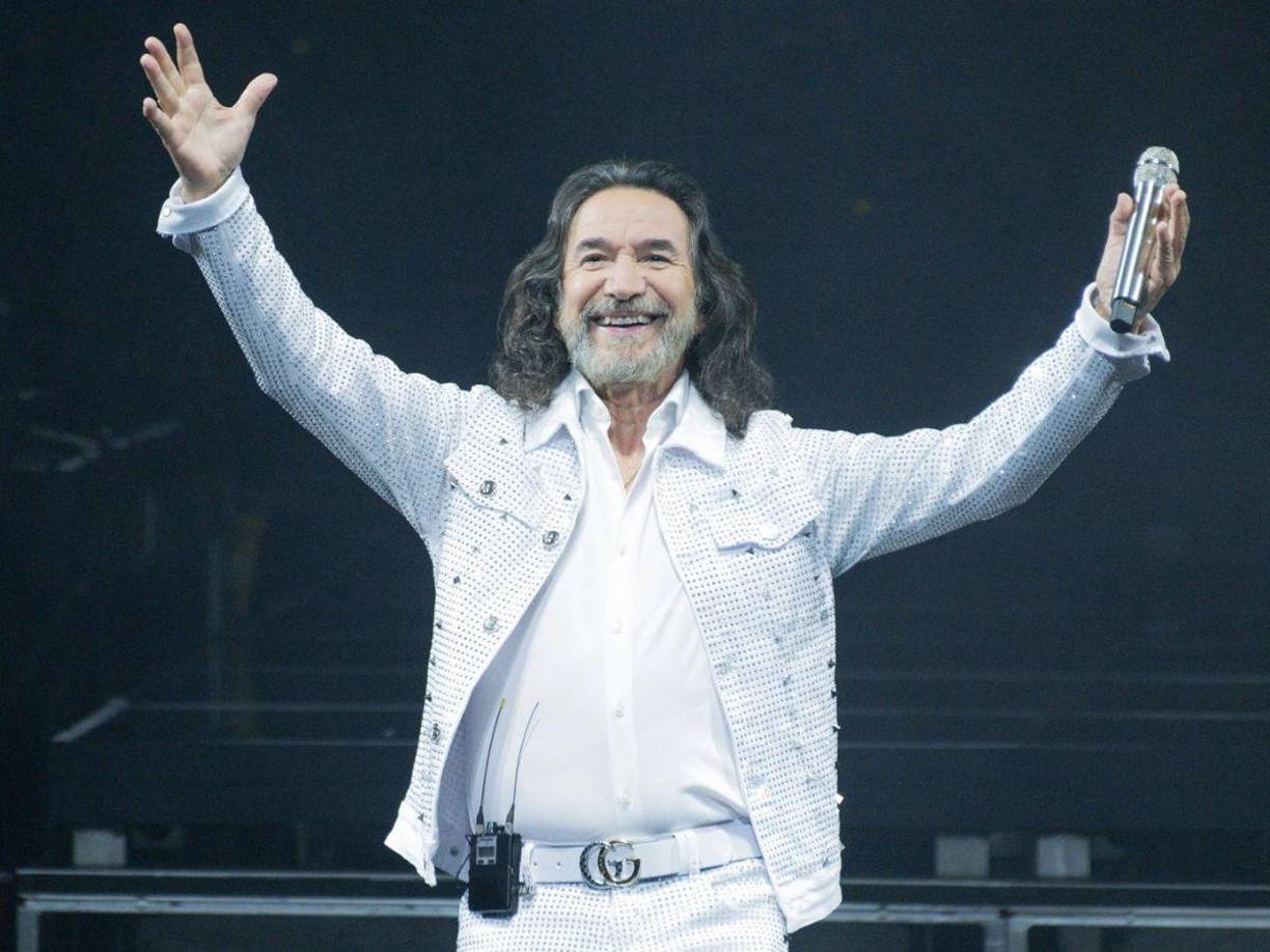 En 2005, ´El Buki´ fue demandado por Beatriz Adriana en una corte de California solicitando la disolución de su matrimonio con el argumento de que él no cumplía con la manutención de su hija, destacando que solamente le daba el dinero que él creía conveniente y no lo que establecía la ley.